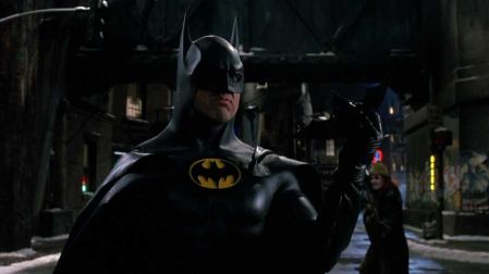 Michael Keaton interpretando a Batman.