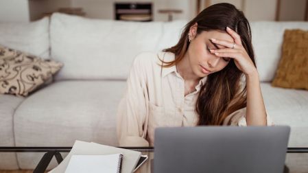 ¿Qué es el doomscrolling y cómo afecta a la salud mental?
