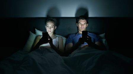¿Qué es el doomscrolling y cómo afecta a la salud mental?