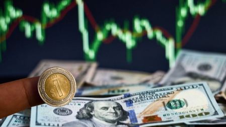 Peso se mantiene estable frente al dólar; inversionistas esperan reportes financieros.