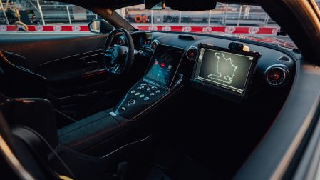 La cabina del Mercedes-AMG GT 63 PRO 4MATIC+, equipada especialmente para la F1