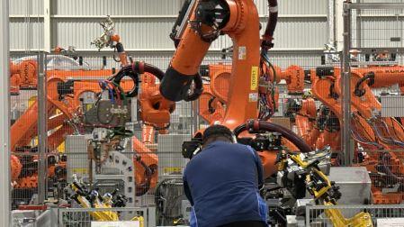 Los robots de nueva generación son el KR Fortec-2 y el KR C5, ambos fabricados por KUKA