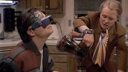 Volver al futuro mostró unos lentes parecidos a los smart glasses.