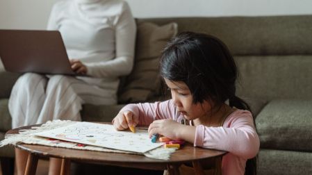 Las madres suelen llevar más carga de trabajo que los padres.
