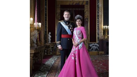 La reina Letizia marcó un cambio histórico al convertirse en la primera reina consorte de origen plebeyo en España.