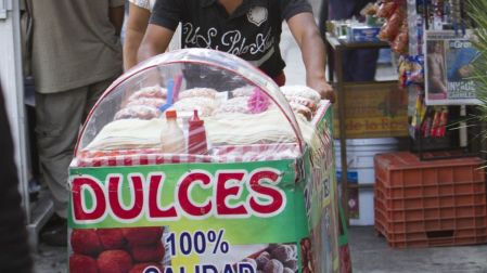 Inegi: 33 millones de mexicanos trabajan en la informalidad; empleo formal se reduce.