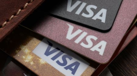 Visa prepara recorte global: despedirá a 2,600 empleados para mejorar su eficiencia.