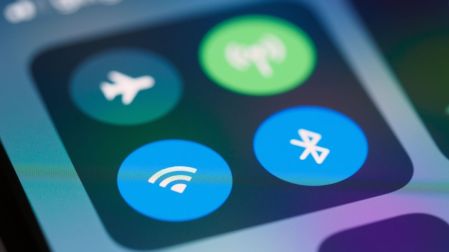 El símbolo H+ indica que el celular se conectó a una red móvil más lenta.