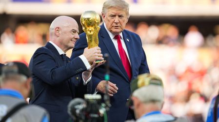 Gianni Infantino y Donald Trump en la entrega del trofeo a la selección de España, campeona del mundo de 2026