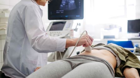 ¿Qué pasa cuando una mujer tiene quistes en los ovarios?