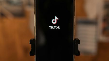 El tiempo que ves un video influye en las recomendaciones de TikTok.