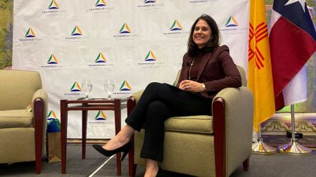 Altos funcionarios de la Fed piden subir las tasas para frenar la inflación