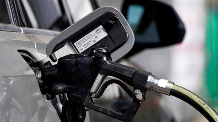 Trump exige a petroleras que bajen el precio de la gasolina para los consumidores en EU