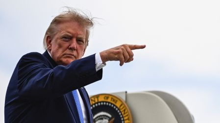 Trump exige a petroleras que bajen el precio de la gasolina para los consumidores en EU