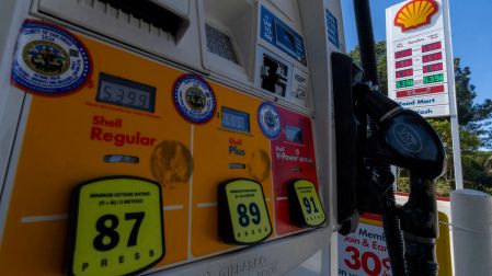 Trump exige a petroleras que bajen el precio de la gasolina para los consumidores en EU