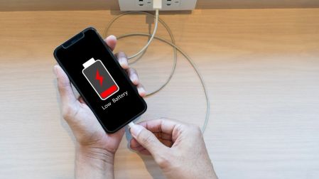 Cargar el celular correctamente puede reducir el desgaste de la batería.