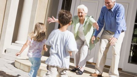 Vacunas y cuidados para abuelos que cuidan nietos