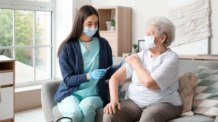 Vacunas y cuidados para abuelos que cuidan nietos