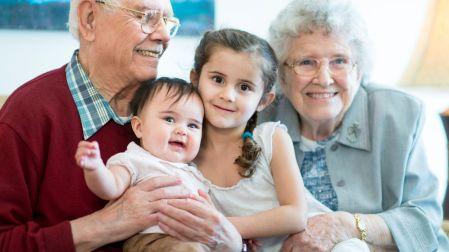 Vacunas y cuidados para abuelos que cuidan nietos