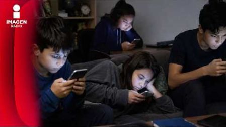 La salud mental de los adolescentes enfrenta severos riesgos por el uso desmedido de plataformas digitales. La especialista Dra. Nallely Vázquez, en entrevista con Yuri Sierra, expone cómo los algoritmos generan hiperestimulación dopaminérgica y alteran los patrones del sueño en la juventud.
La doctora Vázquez detalla los mecanismos psicológicos detrás de la dependencia digital y explica la relación directa entre el tiempo en pantalla y los cuadros de ansiedad o depresión. Asimismo, la experta propone estrategias concretas para establecer límites digitales dentro del entorno familiar.
00:00 - Impacto de redes sociales en jóvenes
02:15 - Efectos psicológicos del uso excesivo de pantallas
05:40 - Estrategias de prevención y límites en el hogar
COMENTA ESTE VIDEO Y COMPARTELO CON TUS AMIGOS
No olvides dejarnos tus comentarios y visitarnos en
Sitio: http://www.imagenradio.com.mx
Facebook: https://www.facebook.com/ImagenRadio/?locale=es_LA
Twitter: https://x.com/Imagen_Mx
Suscríbete a nuestro canal:
https://www.youtube.com/channel/UCB0BUmdBOrH9mYU2ebs1eWA
#imagenradio #noticiasenvivo #SaludMental #RedesSociales #Adolescentes #ImagenRadio #NallelyVazquez