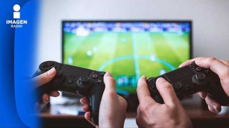 El especialista en tecnología Juan Guevara analiza en entrevista para Imagen Empresarial los cambios en la industria de los videojuegos y la transición hacia el formato exclusivamente digital.
El especialista detalla cómo las empresas tecnológicas implementan licencias de uso en lugar de la venta de propiedad física, limitando el mercado de segunda mano y generando controversia entre los consumidores.
00:00 - Transición hacia el formato digital en la industria de los videojuegos
02:14 - Diferencia entre propiedad de un videojuego y licencia de uso
03:40 - Restricciones de Sony y alternativas de transferencia en Xbox y Nintendo
05:28 - Denuncia ante antimonopolio y propuesta de ley sobre activos digitales en México
07:14 - Impacto logístico, costos de distribución y eliminación del mercado de segunda mano
COMENTA ESTE VIDEO Y COMPARTELO CON TUS AMIGOS
Para más información entra: https://www.youtube.com/watch?v=6pLXCoJQvPE
No olvides dejarnos tus comentarios y visitarnos en
Sitio: http://www.imagenradio.com.mx
Facebook: https://www.facebook.com/ImagenRadio/?locale=es_LA
Twitter: https://x.com/Imagen_Mx
¡Dale like y suscríbete al canal!: https://www.youtube.com/channel/UCB0BUmdBOrH9mYU2ebs1eWA
#imagenradiolive #imagenradioenvivo #imagenradio #noticiasenvivo #noticias #imagen #radio #Videojuegos, #Tecnología, #Sony, #Xbox, #EconomíaDigital