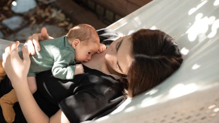 ¿Por qué tener una asesora de lactancia? Beneficios, cuándo acudir y cómo puede ayudar