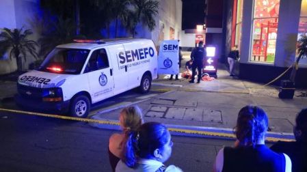 Mientras realizaba una grabación, dos hombres que viajaban en una motocicleta se aproximaron y abrieron fuego directamente contra Gastélum.