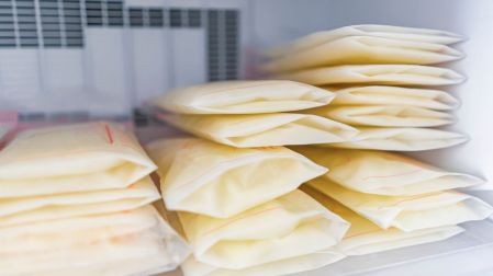 ¿Cómo guardar la leche materna en el trabajo sin que se eche a perder?