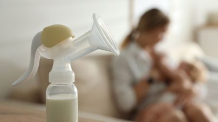 ¿Cómo guardar la leche materna en el trabajo sin que se eche a perder?