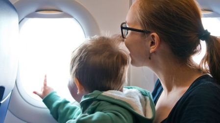 Consejos y requisitos para viajar en avion con bebes y ninos
