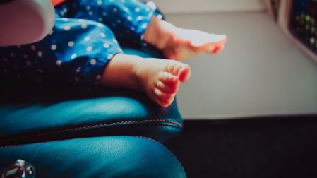 Consejos y requisitos para viajar en avion con bebes y ninos