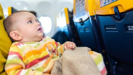 Consejos y requisitos para viajar en avion con bebes y ninos