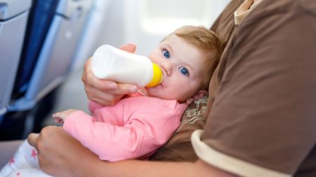 Consejos y requisitos para viajar en avion con bebes y ninos