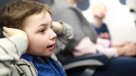 Consejos y requisitos para viajar en avion con bebes y ninos