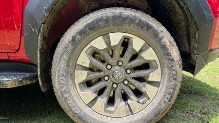 18 pulgadas es el tamaño de los rines que calza la versión MHEV de la nueva generación de Toyota Hilux