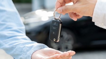 Arrendadoras de autos enfrentan más robos; industria alerta por pérdidas.