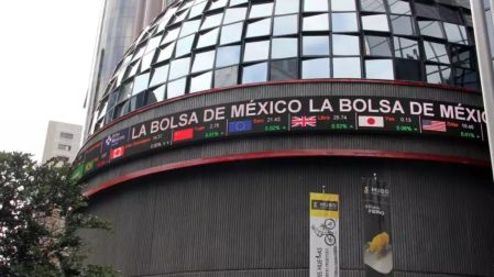 Peso mexicano gana; tipo de cambio pone a prueba el soporte de 17.20