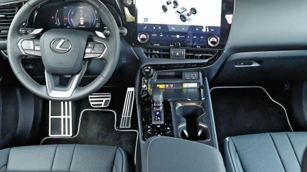 Puertas adentro aparece una de sus cartas fuertes, todo está orientado para que el conductor establezca una relación muy intuitiva con los controles y minimizando las distracciones, los asientos ofrecen un equilibrio sobresaliente entre confort y sujeción lateral, mientras que la calidad de materiales transmite la sensación de estar frente a un vehículo ensamblado con enorme cuidado.