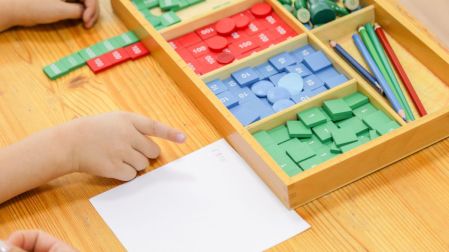 ¿Cómo enseñar a leer a tu hijo al estilo Montessori?