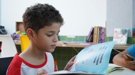 ¿Cómo enseñar a leer a tu hijo al estilo Montessori?