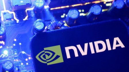 CEO de Nvidia dice que electricistas, plomeros y albañiles podrían ganar más por la IA.