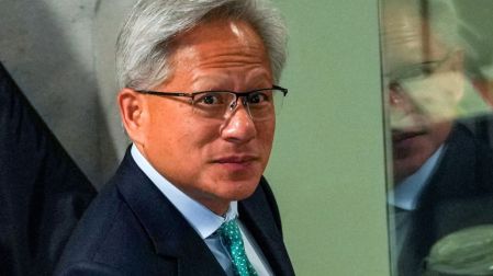 CEO de Nvidia dice que electricistas, plomeros y albañiles podrían ganar más por la IA.
