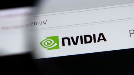 CEO de Nvidia dice que electricistas, plomeros y albañiles podrían ganar más por la IA.