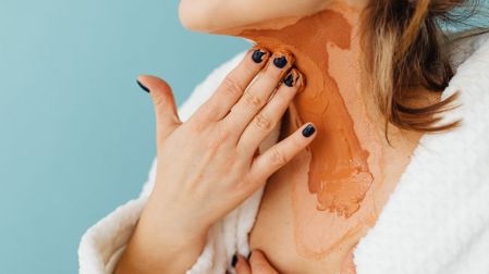 Por qué salen manchas oscuras en el cuello y cómo quitarlas viernes