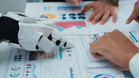 IA podría dejar sin empleo a más de 5 millones de jóvenes, advierte la OIT.