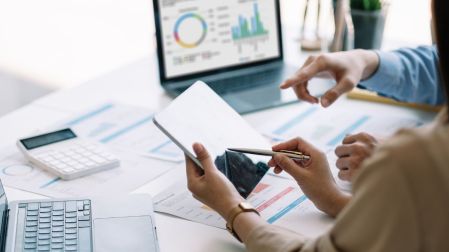 Creciente uso de la IA provocará caída de salarios en los próximos 5 años, ¿a quién afectará más?