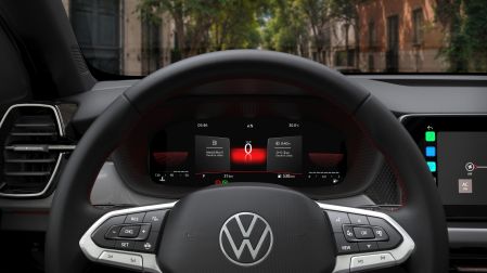 VW Taigun 2026 cuenta con dos pantallas, una para el clúster y otra para el infoentretenimiento.