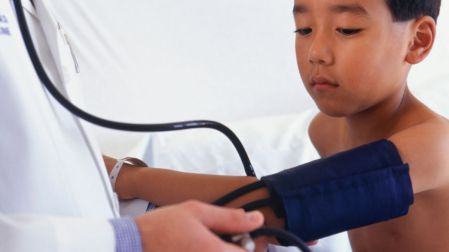 Examen médico escolar_qué revisiones necesitan los niños para el regreso a clases