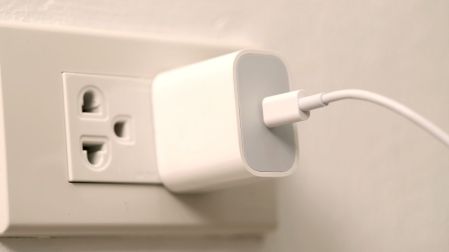 Apple retiró el cargador con el lanzamiento del iPhone 12.