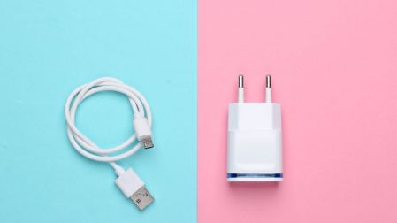 El cable y el adaptador son piezas diferentes del cargador.